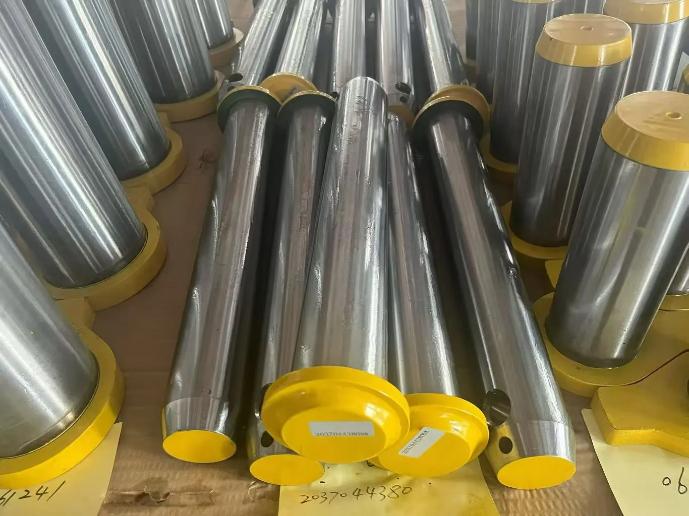 All types of Komatsu original sales pins welcome to inquire