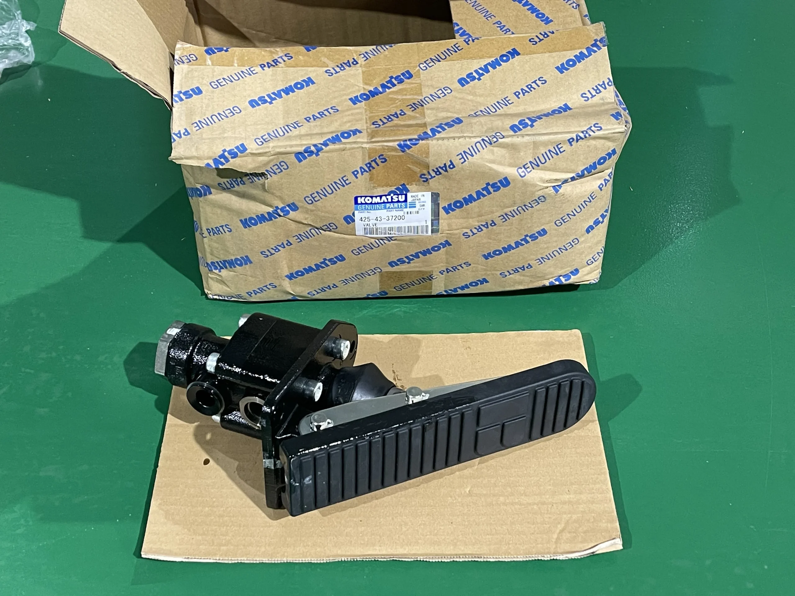 425-43-37200 Valve Assy for Komatsu Parts