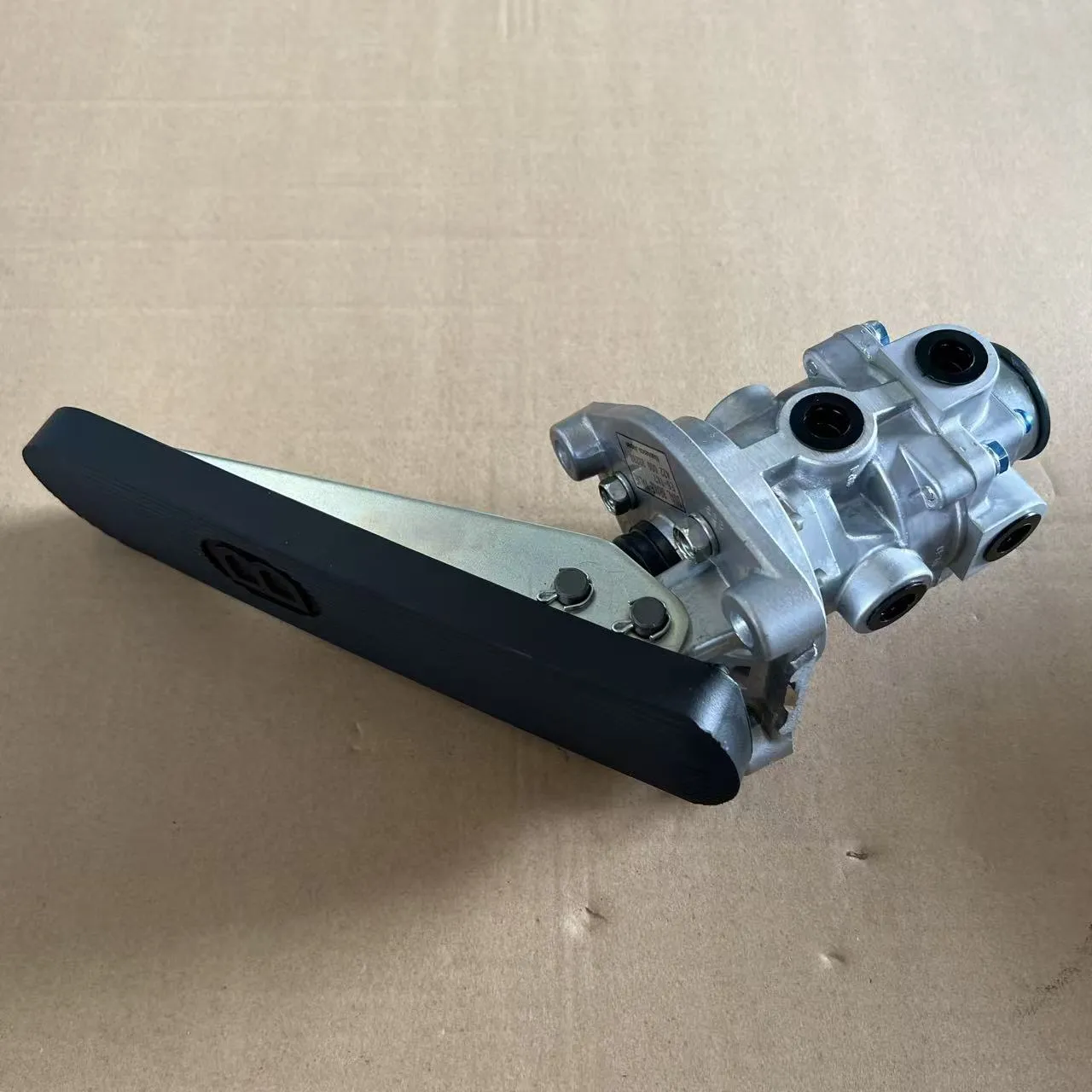 566-35-44110 Komatsu VALVE ASSEMBLY